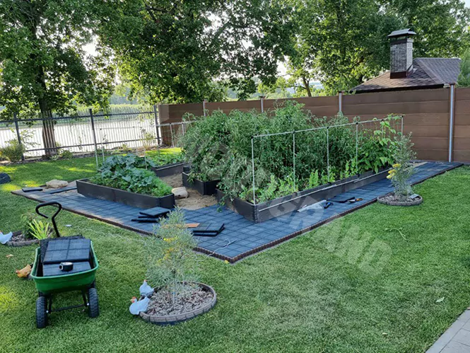 Грядки из ДПК с дорожками вокруг